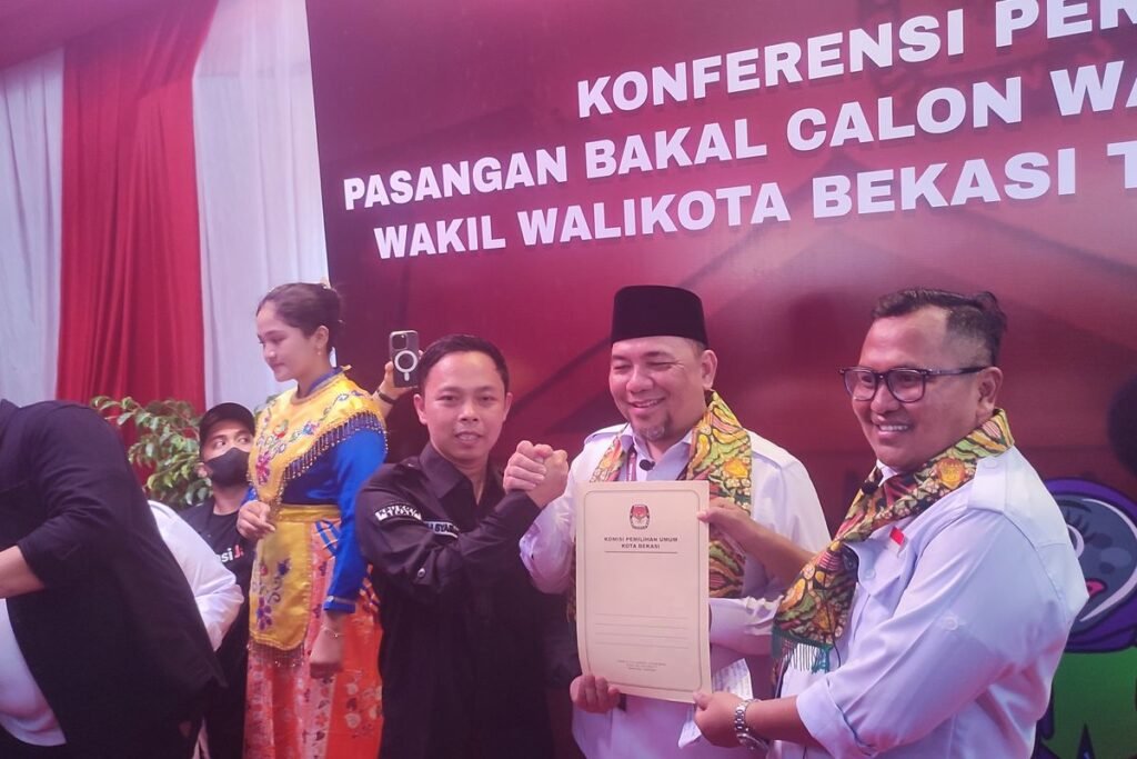 Pasangan Heri Koswara dan Solihin bersama para simpatisan saat mendaftar ke KPU Kota Bekasi untuk Pilkada 2024, berkomitmen untuk membawa perubahan dengan slogan 'Beri Solusi, Majuin Bekasi
