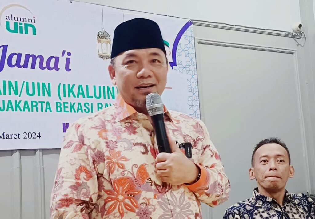 Heri Koswara memantau kondisi rusak Jalan Raya Narogong di Bekasi.