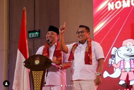 Heri Koswara dan Sholihin menunjukkan nomor urut 1 saat pengundian di Pilkada Bekasi 2024.