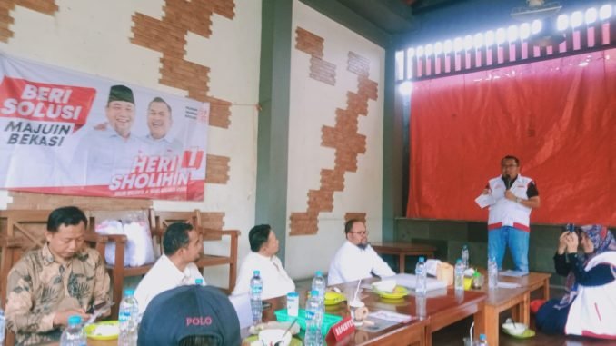 Calon Wakil Wali Kota Bekasi, Sholihin, berdiskusi dengan warga di Rawalumbu terkait solusi banjir.