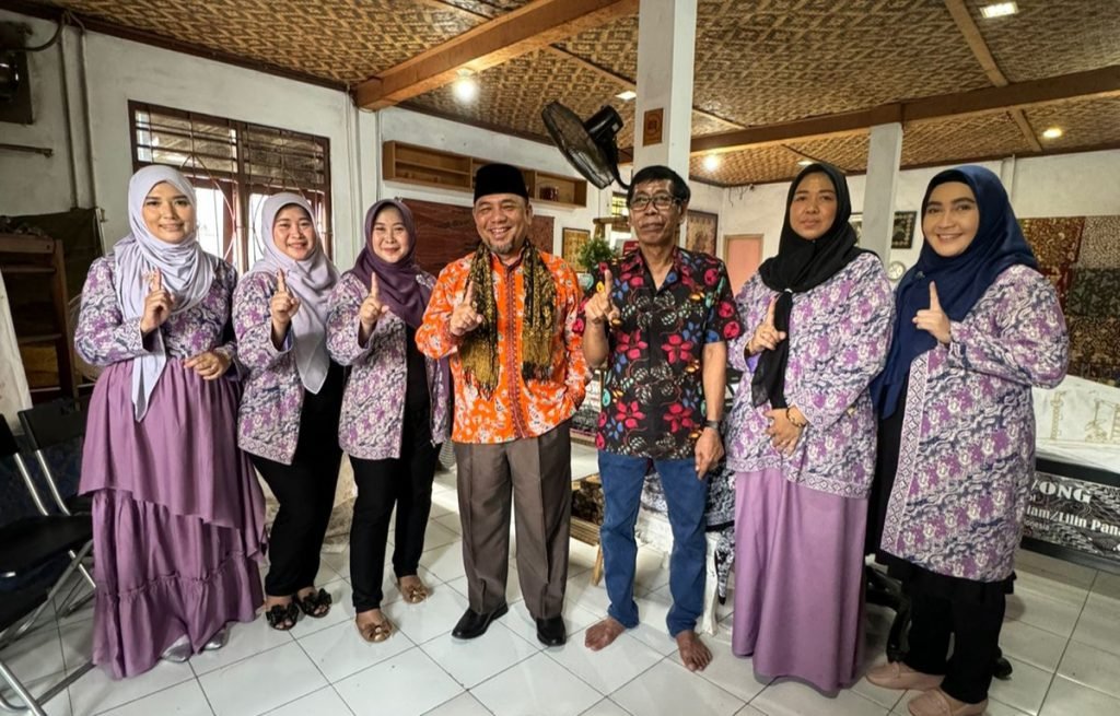 Heri Koswara bersama pengrajin batik Bekasi di Rumah Batik ADELIA saat memperingati Hari Batik Nasional 2024.