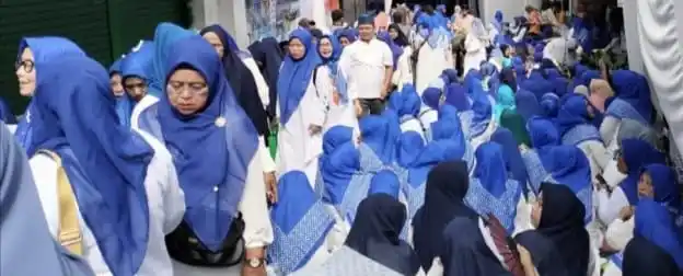 Heri Sholihin menerima dukungan dari BKMT dalam acara Tabligh Akbar di Bekasi.