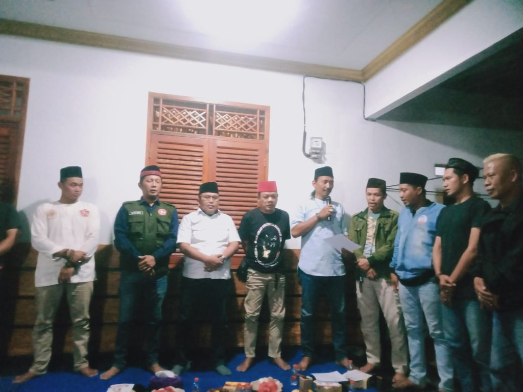 Pasangan Heri Koswara dan Sholihin bersama komunitas budaya Jatiasih di acara deklarasi dukungan Pilkada Bekasi 2024.