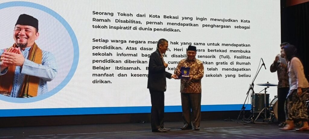 Heri Koswara menerima penghargaan dalam Penganugerahan IBK Day 2024.