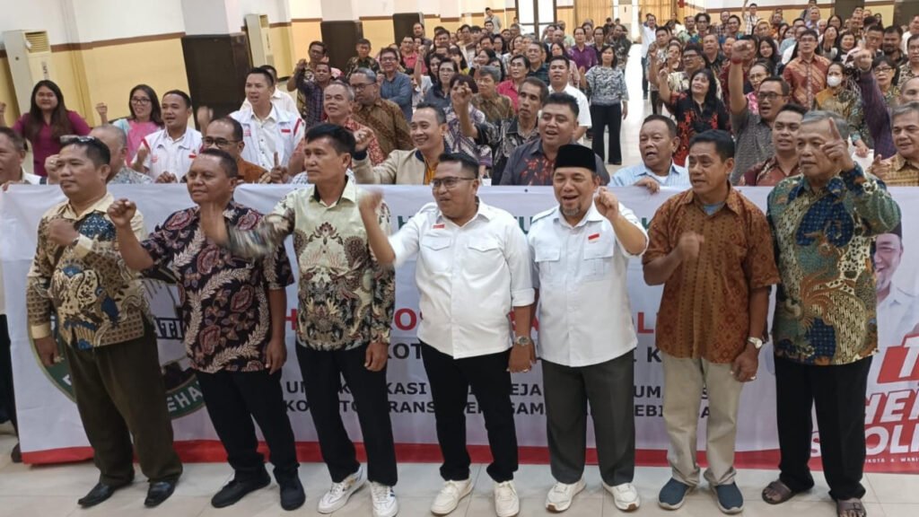 Heri Koswara saat berdialog dengan pendeta di acara deklarasi dukungan kaum minoritas.