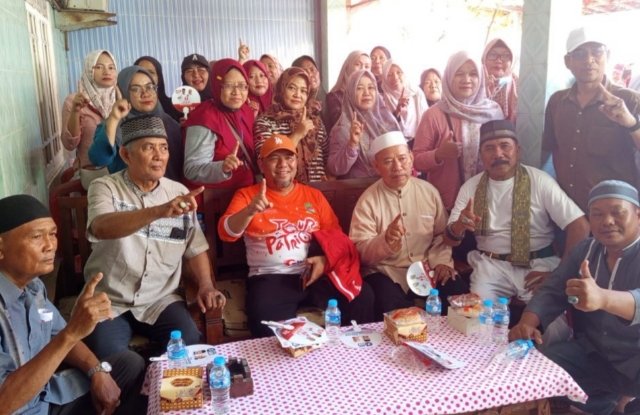 Calon Wali Kota Bekasi Heri Koswara mendengarkan aspirasi warga tentang kebutuhan sekolah di Bekasi Timur.