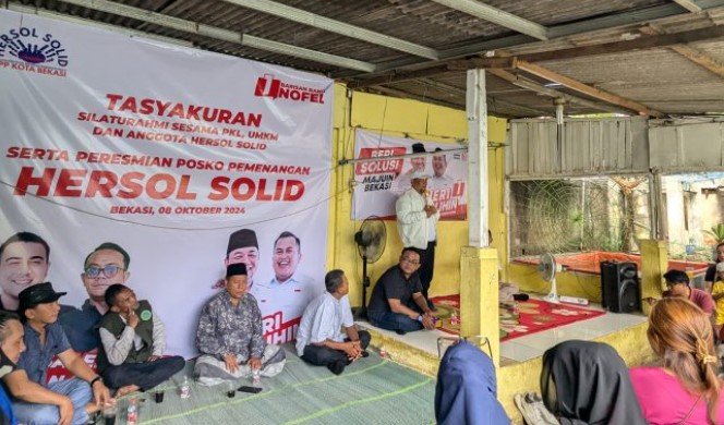 Heri Koswara berdiskusi dengan pedagang kaki lima di Bekasi selama kampanye Pilkada 2024.