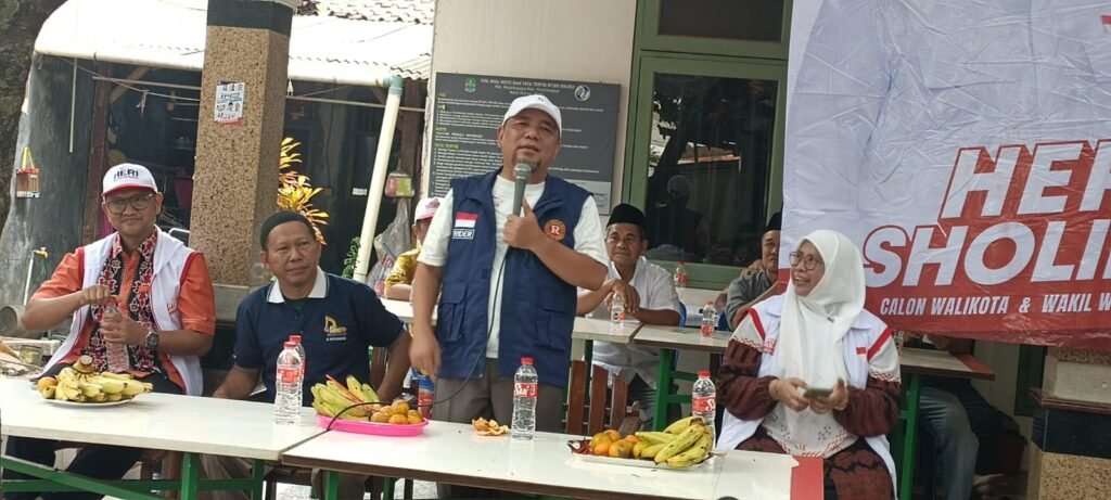 Heri Sholihin berbicara dengan warga di acara kampanye Pilkada Bekasi 2024.