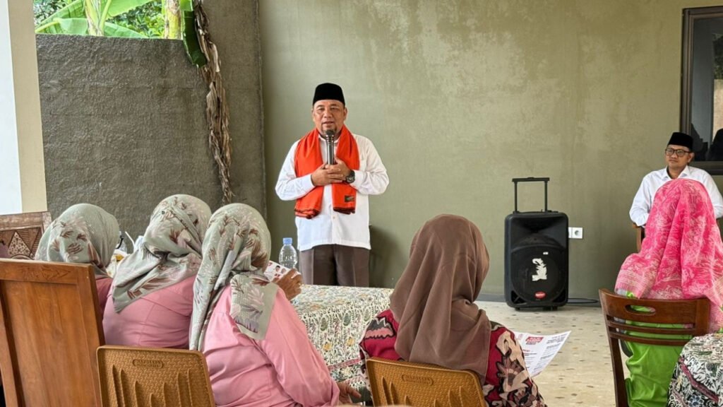 Heri Koswara berdiskusi dengan nakes Bekasi