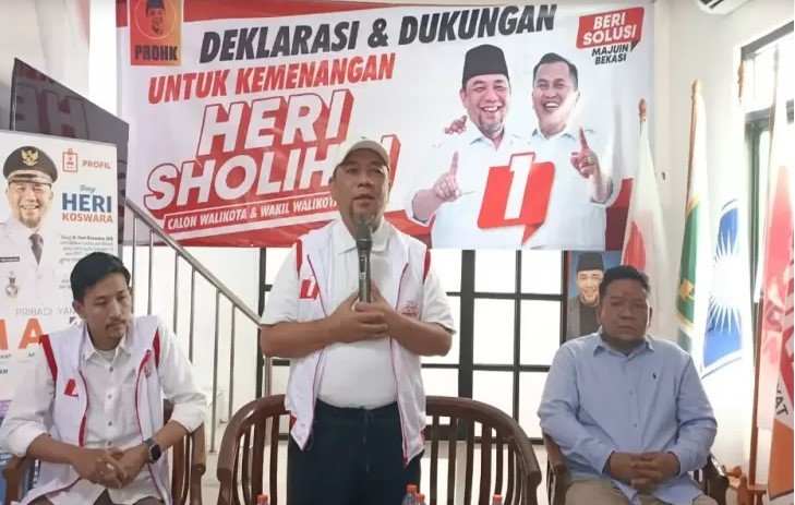 Heri Koswara berbicara dengan warga mengenai solusi parkir liar di Bekasi.