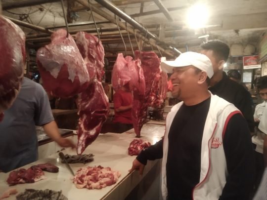 Heri Koswara berbicara dengan pedagang di Pasar Baru Bekasi.
