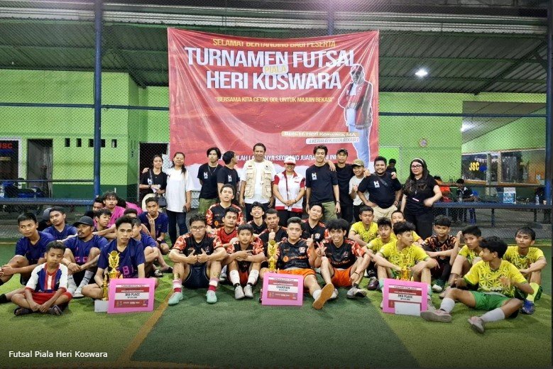 Heri Koswara bersama komunitas pemuda Bekasi.