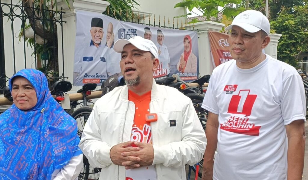 Heri Koswara bersama komunitas pesepeda Bekasi setelah deklarasi dukungan.
