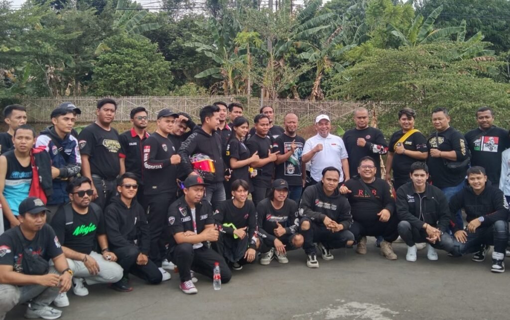 Heri Koswara dan Sholihin bersama komunitas otomotif Rider Ninja Bekasi dalam diskusi tentang sirkuit balap