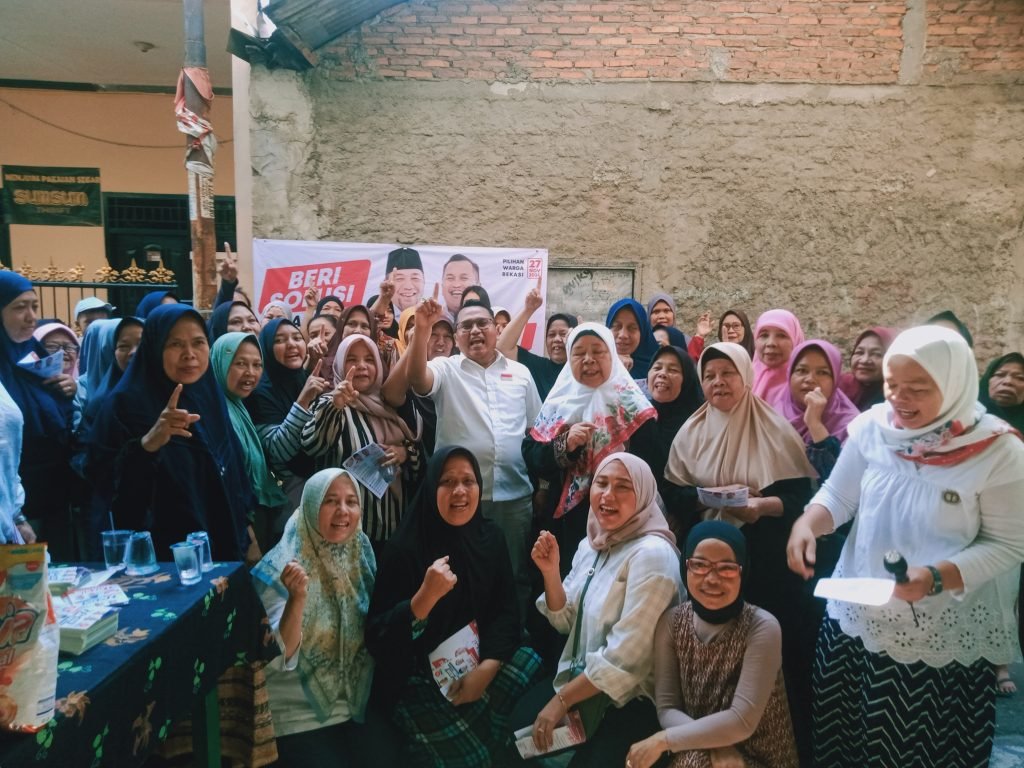 Sholihin saat berinteraksi dengan warga Bekasi Barat dalam kampanye tatap muka