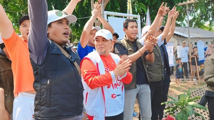 Heri Koswara bersama warga dalam acara lomba mancing bareng di Bekasi