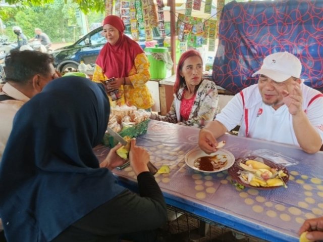 Heri Koswara, calon Pemimpin baru kota Bekasi berdiskusi dengan warga di warung kopi Margahayu Bekasi Timur